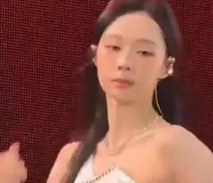 她的“划水”视频播放量突破960万次,有网友怒怼:跳成这样还能赚上百亿? 缩略图 她的“划水”视频播放量突破960万次,有网友怒怼:跳成这样还能赚上百亿?