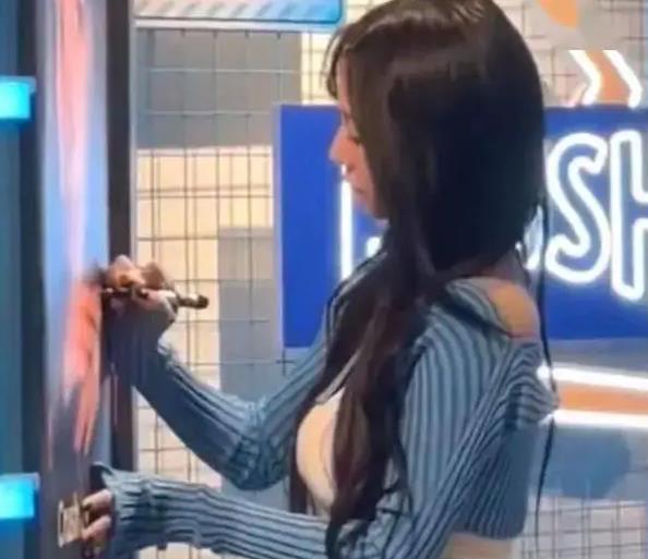 知名女团爱豆的“臀垫”太吸睛? 缩略图 知名女团爱豆的“臀垫”太吸睛?