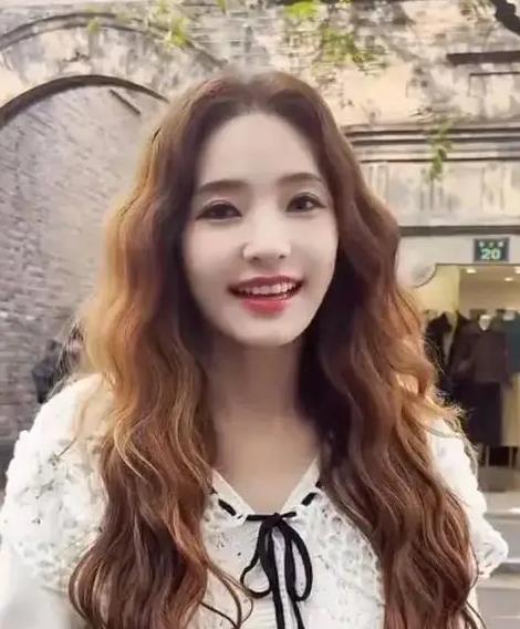 韩国女演员在杭州穿旗袍秀中文，网友：她中文说得好流畅 