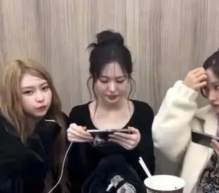 五代女团成员直播中疑似侮辱队友? 缩略图 五代女团成员直播中疑似侮辱队友?