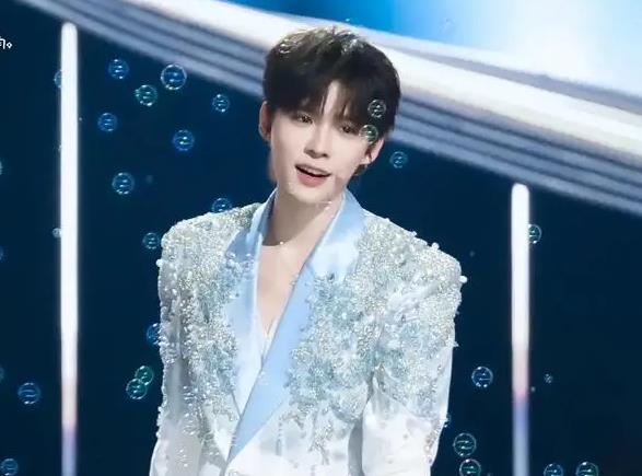 网红何秋亊自曝演唱会票房收入无分成:我可是一毛都没有收到 缩略图 网红何秋亊自曝演唱会票房收入无分成:我可是一毛都没有收到