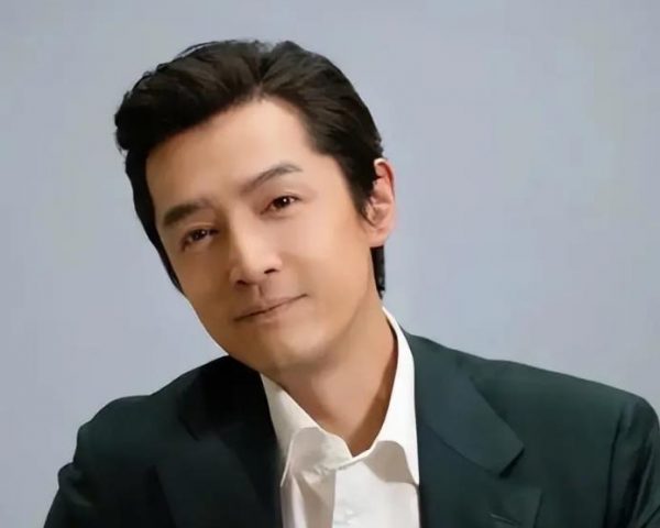 胡歌坦言没做好事业和家庭的平衡,称女儿已习惯一起进组的生活 缩略图 胡歌坦言没做好事业和家庭的平衡,称女儿已习惯一起进组的生活