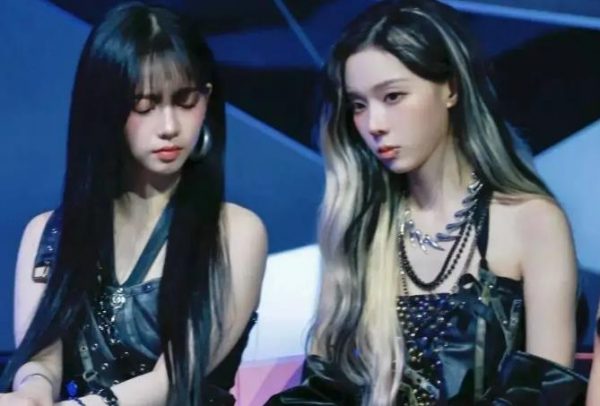 女团爱豆表演中意外受伤，舞台出现血迹 