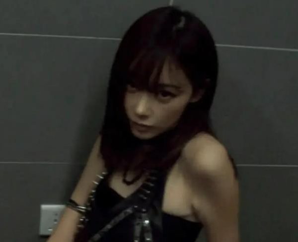 知名女团爱豆大胆演绎“故障NPC”，无表情容颜宛若断电人偶 