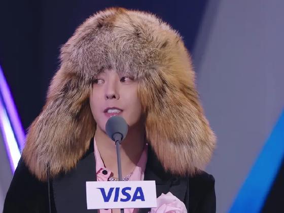 权志龙MAMA表演，避唱“燃烧”歌词，染黑发全黑造型传递肃穆感 