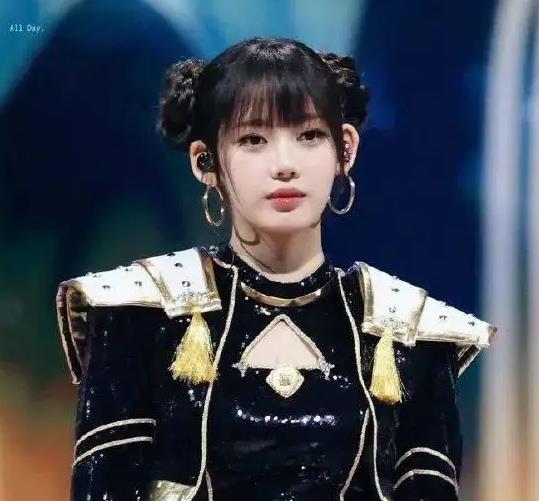 她们连续二晚在2025年MAMA颁奖礼登台表演，她成为韩网友热议焦点！ 