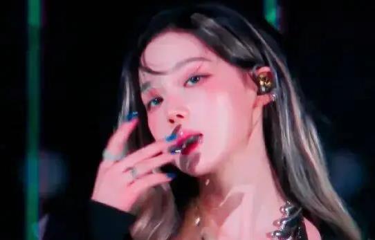 她咬住拨片的0.1秒动作火了！ 