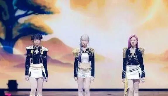 她们引爆争议！本应对口型，却开了麦…… 