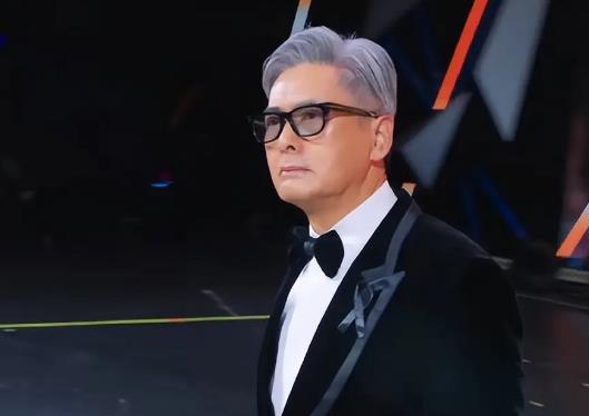 周润发现身MAMA颁奖典礼,担任压轴环节“年度艺人”颁奖嘉宾 缩略图 周润发现身MAMA颁奖典礼,担任压轴环节“年度艺人”颁奖嘉宾