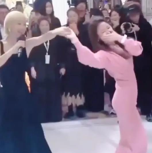 曝林心如在邱泽许玮甯婚礼光脚跳舞 