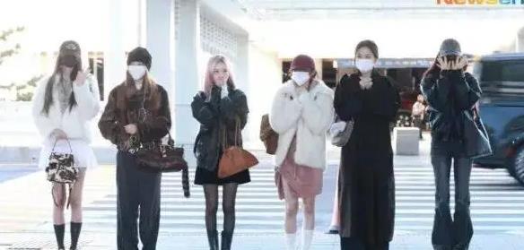 她突然不站“c位”了,有网友开始担心……缩略图 她突然不站“c位”了,有网友开始担心……