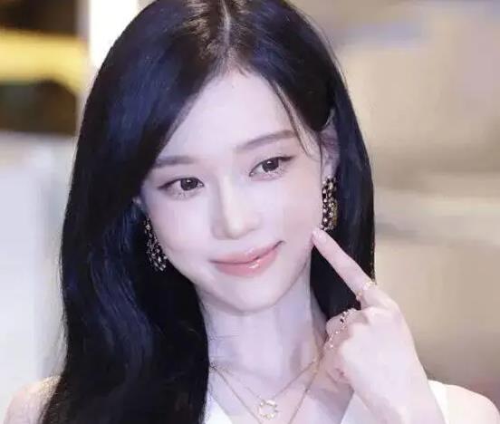 顶级男爱豆被曝休假现身知名女团演唱会，韩网友怒怼：干脆公开恋情吧！ 