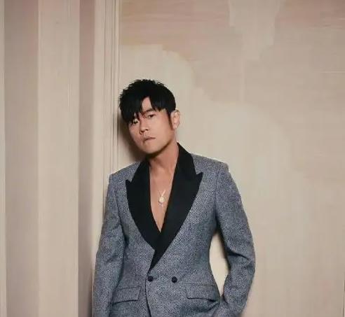 周杰伦说明年三四月发新专辑，有网友调侃“这次能否兑现？” 