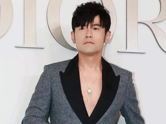 周杰伦深v西装亮相红毯，不再“邋遢”远离颓废风 