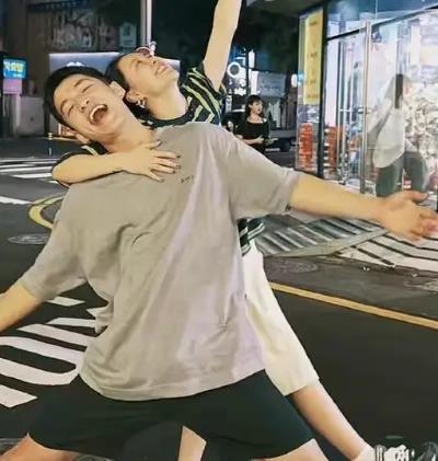 李嘉格新恋情曝光，网友在前夫车澈评论区晒李嘉格新男友 