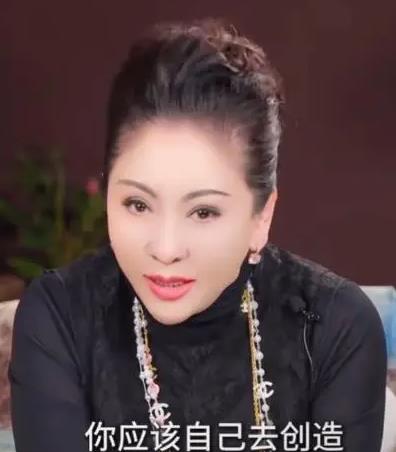 向太陈岚自曝从小在缺爱的家庭长大,原生家庭给不到你就自己创造 缩略图 向太陈岚自曝从小在缺爱的家庭长大,原生家庭给不到你就自己创造