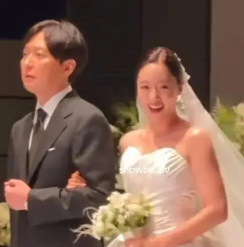 她接连两次缺席女团队友婚礼，韩网友争论：队友结婚是否必须出席！ 