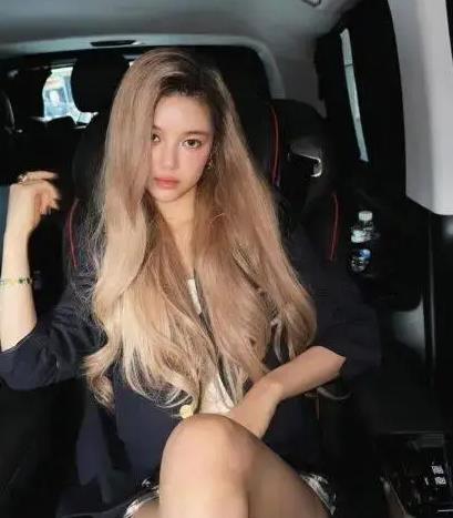 五代女团爱豆被质疑：她为什么总和这位32岁的人在一起？ 