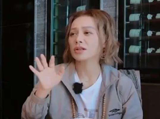 宁静自曝早年在香港拍戏时没住处，一直住在向太家 