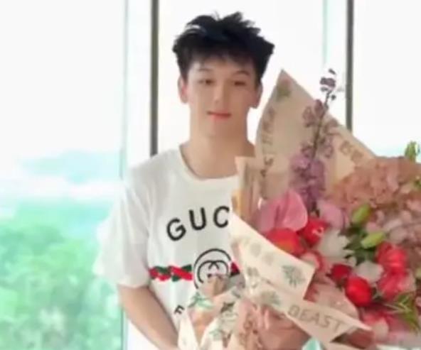 51岁演员王艳晒与19岁儿子合照，网友：和儿子同框像姐弟 