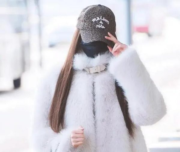 顶级女爱豆机场时尚引热议：身材比例真的堪称完美，即使穿平底鞋也高得像踩着高跟鞋 