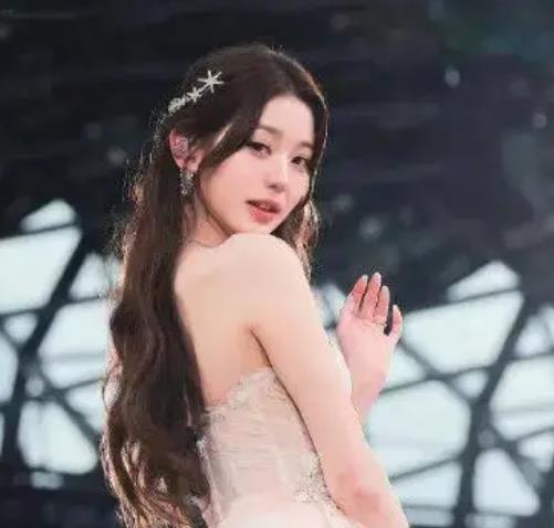 顶级女爱豆罕见表情管理失控，意外获得网友集体共情…… 