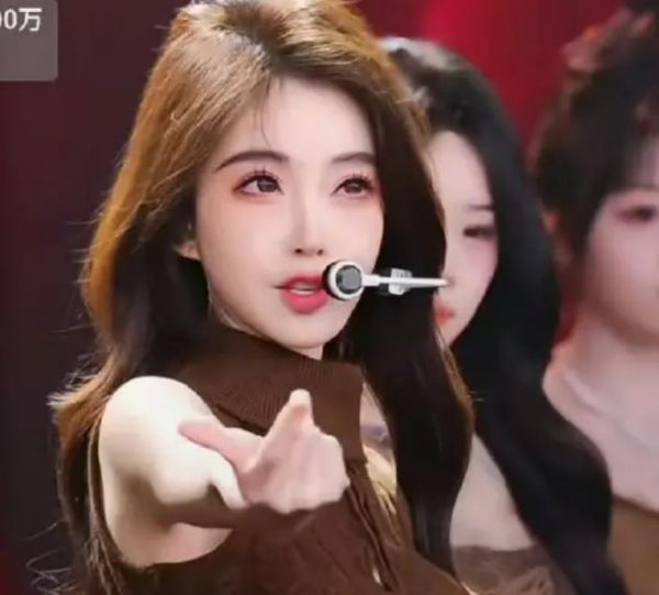 网红冯提莫复播首秀观看人数超10万，1分钟视频报价55万 