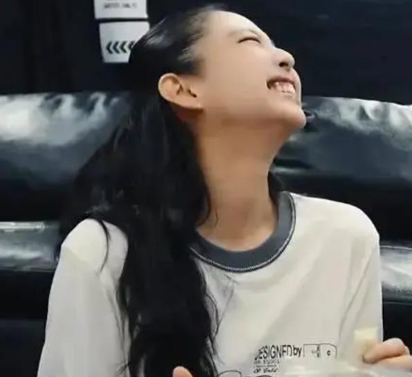 Jennie“嘲笑”了Rosé的头发？ 