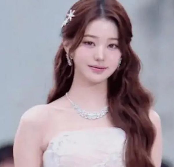 她惊艳亮相“AAA 2025”，美貌引发热议 