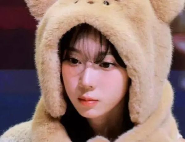 她保持开朗笑容灿烂却被质疑？网友力挺：表情管理强大！