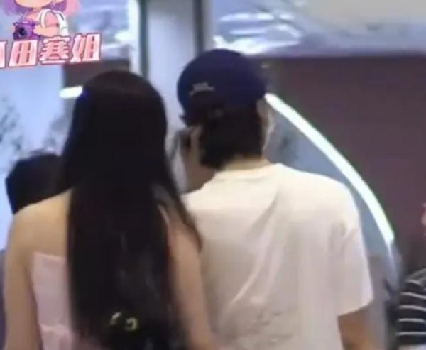 曝陈宥维疑似恋情，等红绿灯时戳了戳女友肚子