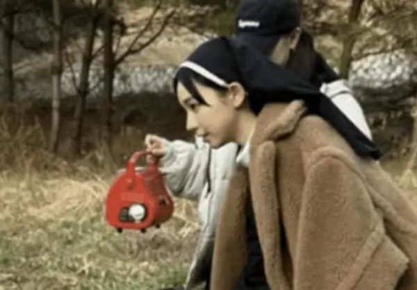 知名女团爱豆首次抱娃，可爱慌乱模样引韩网友关注 