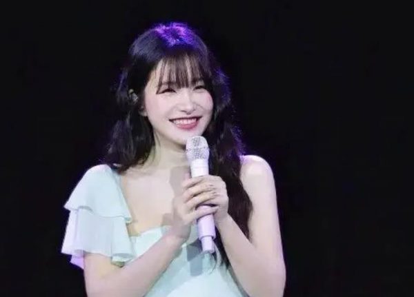 知名女团爱豆近期形象转变，韩网友直呼“认不出”，引发整容猜测