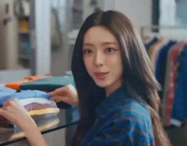 知名女团爱豆首次演技挑战引关注，网友观点两极分化褒贬不一！ 