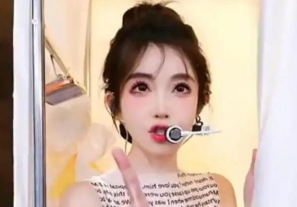 冯提莫被封直播间平均每分钟20万人,有网友质疑其直播“擦边” 缩略图 冯提莫被封直播间平均每分钟20万人,有网友质疑其直播“擦边”