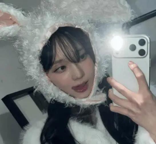 她俩的“情侣纹身”现身官方MV,韩网友怒怼:不如直接公开恋爱算了! 缩略图 她俩的“情侣纹身”现身官方MV,韩网友怒怼:不如直接公开恋爱算了!