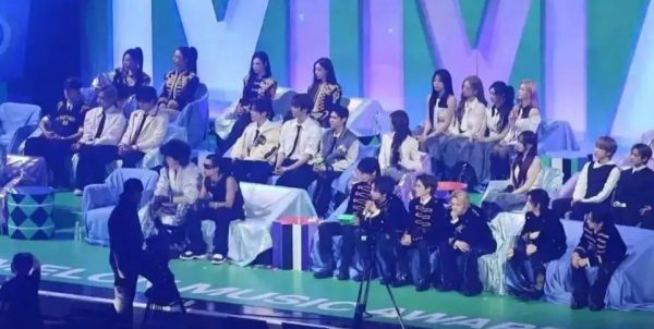 她们遭到了恶意炒作?知名女团爱豆直播回应:座位几乎看不到舞台! 缩略图 她们遭到了恶意炒作?知名女团爱豆直播回应:座位几乎看不到舞台!