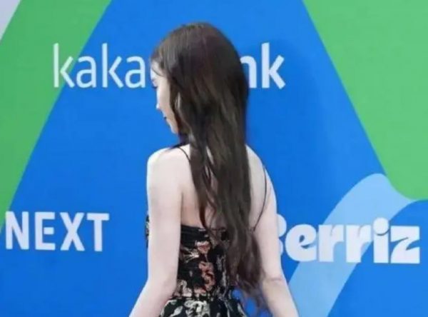 她无袖造型惊艳MMA红毯,手臂“情侣纹身”消失引发争论!缩略图 她无袖造型惊艳MMA红毯,手臂“情侣纹身”消失引发争论!