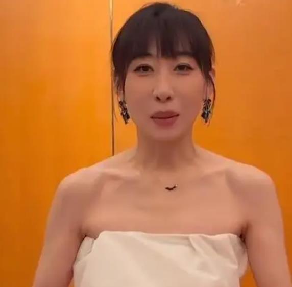 任素汐发视频称星光大赏奖杯坏了：这咋整！我不是故意的！再给我一个吧！ 