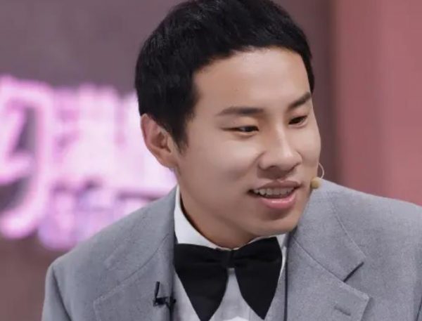 徐志胜穿450元的旧衣服走红毯，张嘴就是笑点