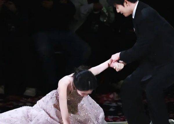 孟子义发文回应星光大赏领奖台上摔倒：挺疼的，检查后无大碍，就是觉得太丢人了 