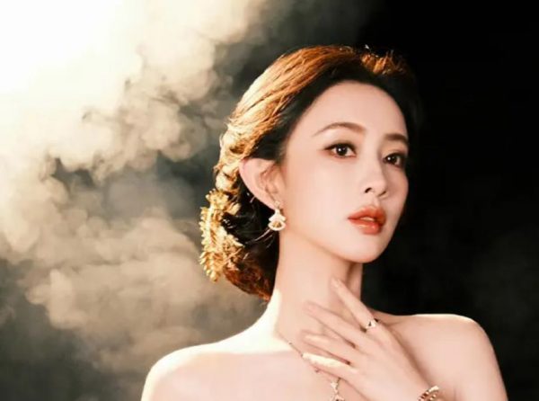 孟子义星光大赏颁奖礼登台时意外摔倒，幽默回应：去年摔了今年又摔，明年一定不摔 