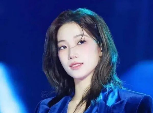 知名女团爱豆翻唱舞台引争议：她没必要拿着麦克风！ 