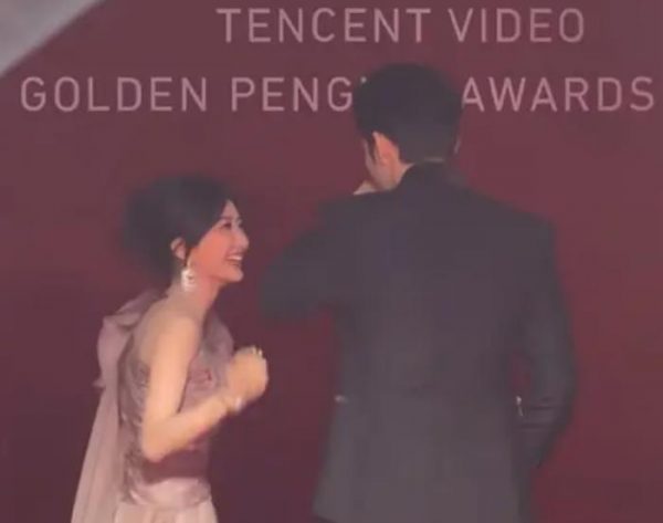 张彬彬红毯帮毛晓彤提裙子,被导演打手,网友:挨打不冤 缩略图 张彬彬红毯帮毛晓彤提裙子,被导演打手,网友:挨打不冤