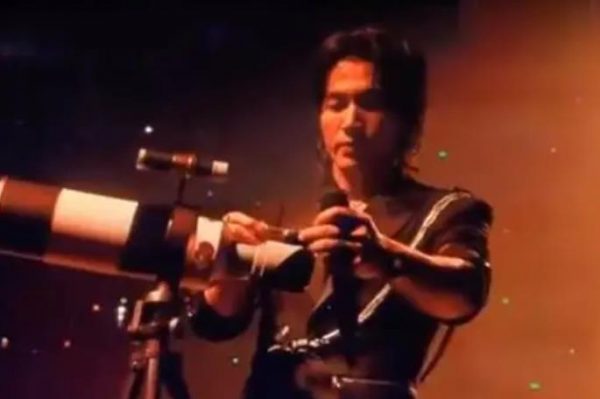 言承旭演唱会悼念大S：拿出送给杉菜的流星项链，挂在望远镜上 