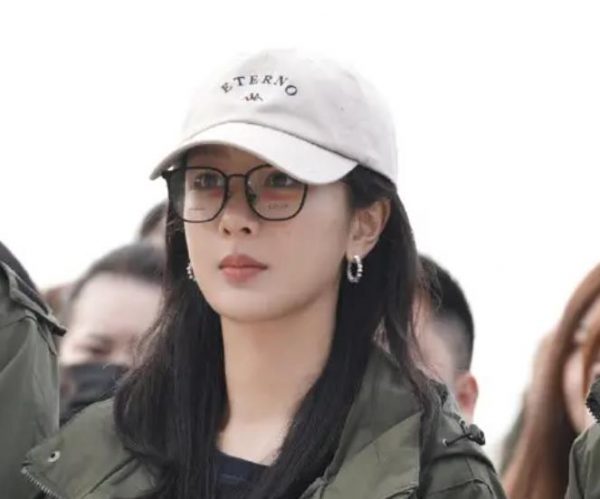 演员杨紫新剧开机，开拍前专程探访董竹君墓地，感受人物精神 