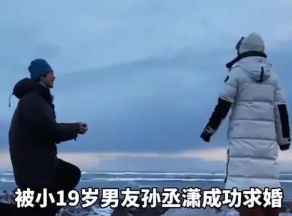 演员金莎回应被求婚，两人在沙滩上拥吻，发视频宣布求婚成功 