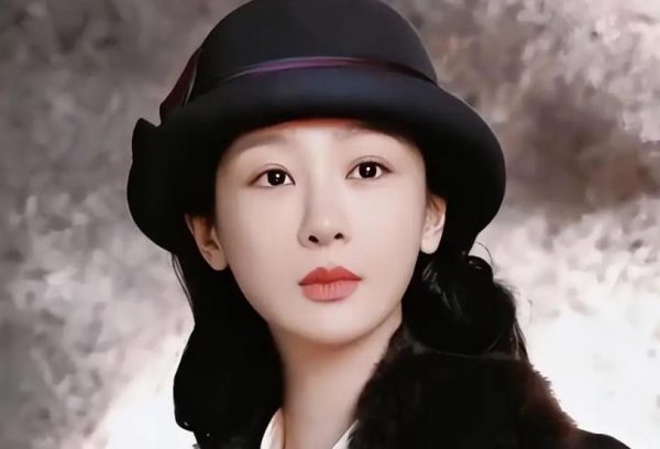 杨紫首次挑战超40岁年龄跨度角色，开拍前曾去墓地看望董竹君女士 