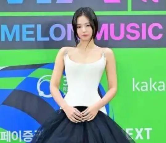 张元英与Jennie互动后遭非议，有网友指责：她的回礼不够恭敬！ 