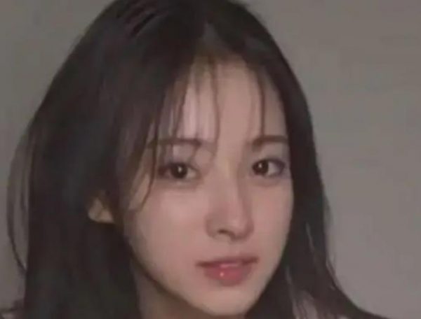 她直播中素颜亮相引关注，韩网友感叹：美得不真实！ 